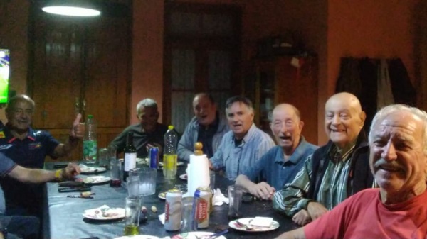 A la derecha, entre los Gómez, el "Negro" y Carlos, en el último encuentro de la Peña Pro Asfalto, hace poco más de un mes.