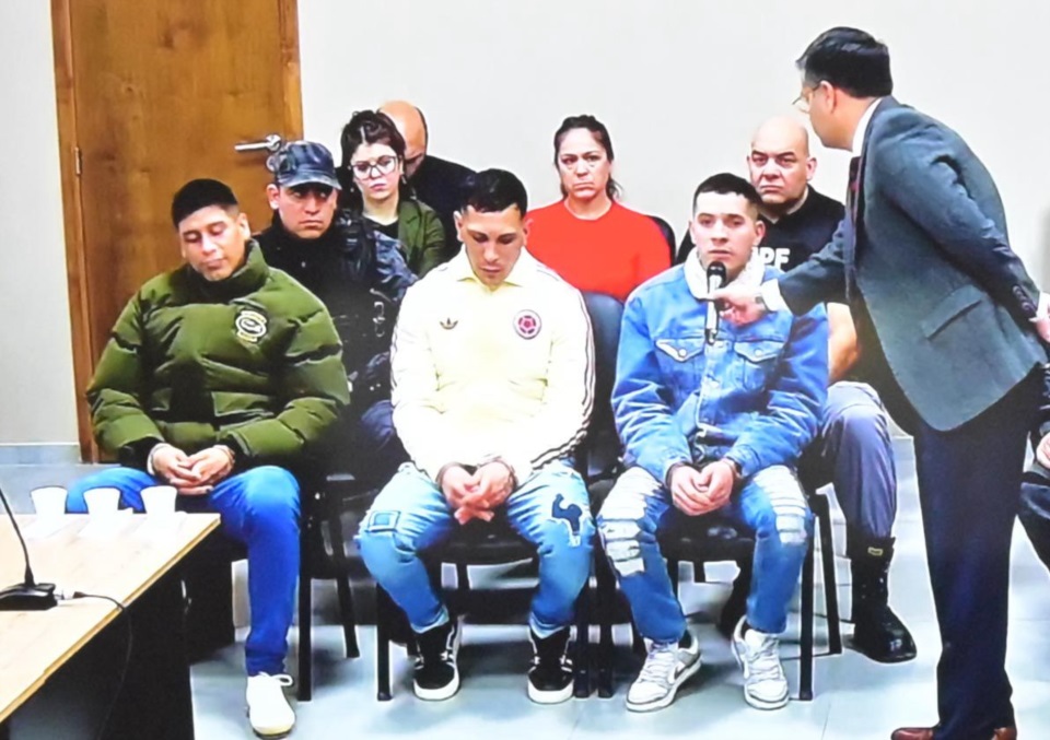 Los imputados dando su versión en la audiencia. 