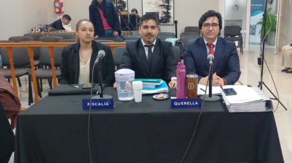 Pericich, primero desde la derecha, con miembros de Fiscalía.