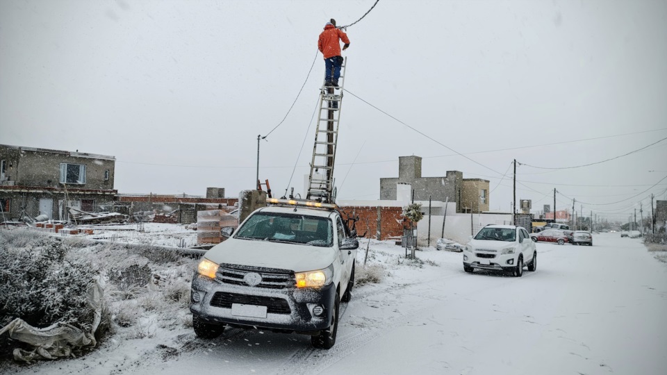 Personal del servicio eléctrico trabajando con nieve y bajas temperaturas.
