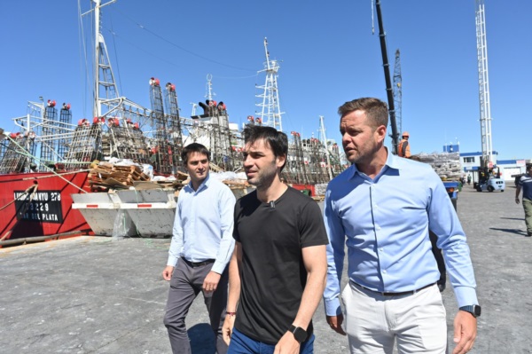 Torres, junto a Pérez (derecha) y Arbeletche. 