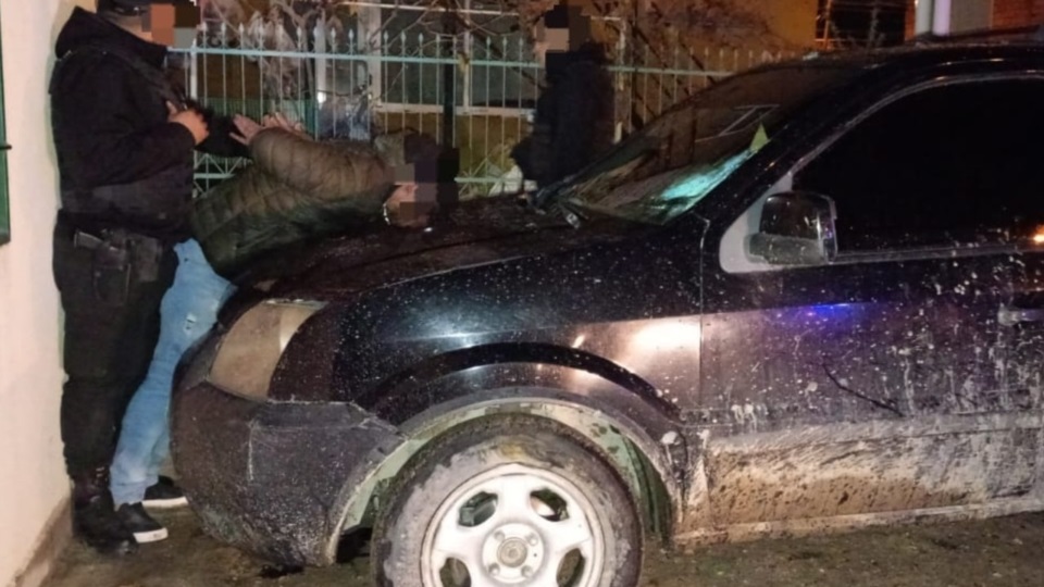 El individuo pretendió huir a pie y fue aprehendido.