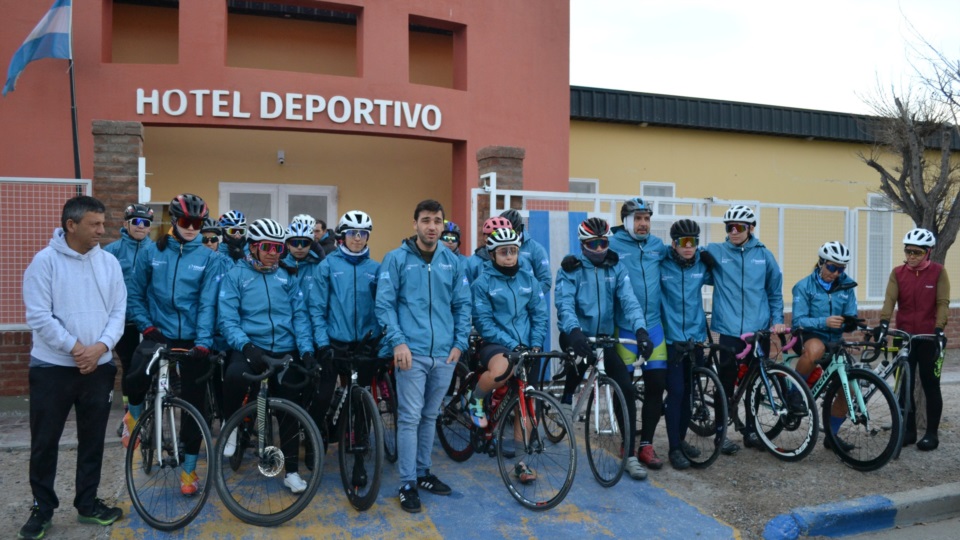 "Nacho" Torres con el equipo chubutense de ciclismo.