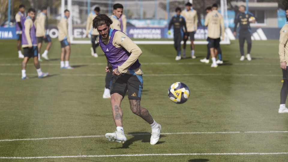 De Paul, el único de los habituales titulares en el medio que estará contra Chile. No están Enzo Fernández, Paredes ni Mac Allister.