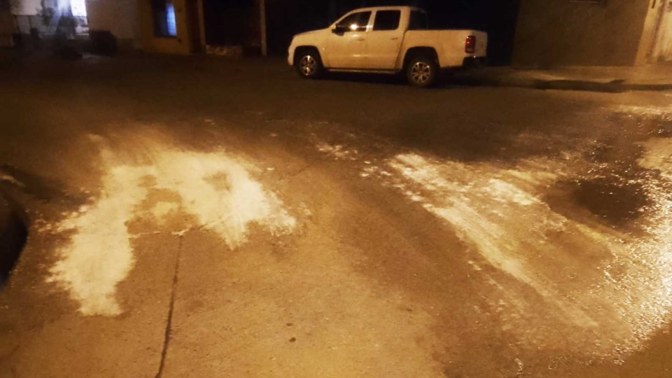 Peligrosos charcos congelados en las calles de Trelew.