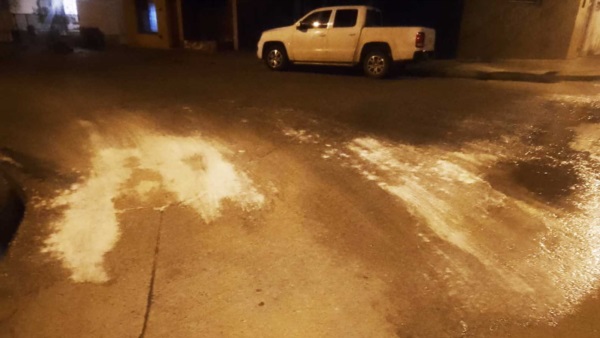 Peligrosos charcos congelados en las calles de Trelew.