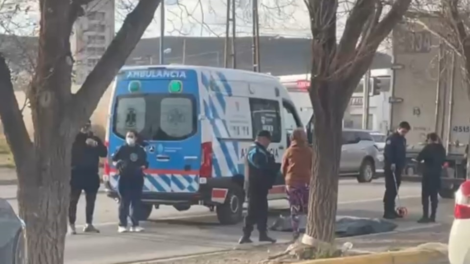 Personal policial y médico constando el fallecimiento del joven.