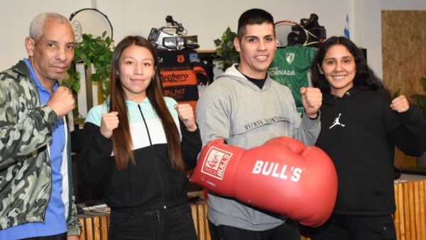 El "Paisa" Vargas junto al entrenador Díaz Pequeño, Karen Almendra (peleará en julio) y Nahiara Briones, en la visita al estudio de Jornada Stream (Sergio Esparza/Jornada Medios).