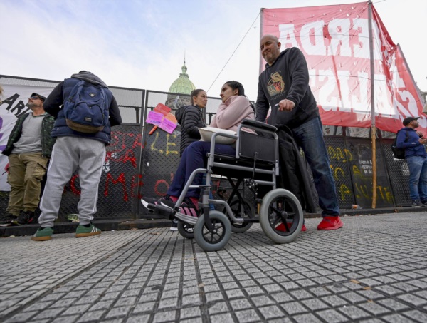Muchas personas con discapacidad se agolparon a las puertas del Congreso.