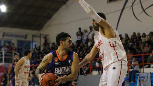 Brown se quedó con el primer juego 89-85 en Puerto Madryn. Foto: Mariano Di Giusto/Jornada Medios.