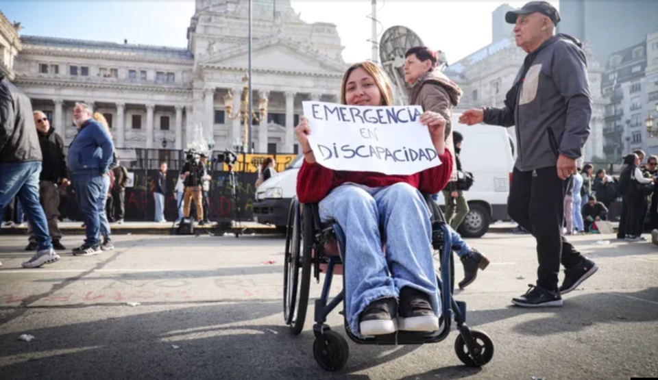 Una mujer con discapacidad reclamando a las puertas del Congreso. (Foto: Pilar Camacho / Letra P)
