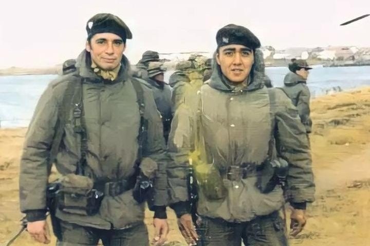 El teniente Roberto Néstor Estévez junto a Guillermo Huircapán.