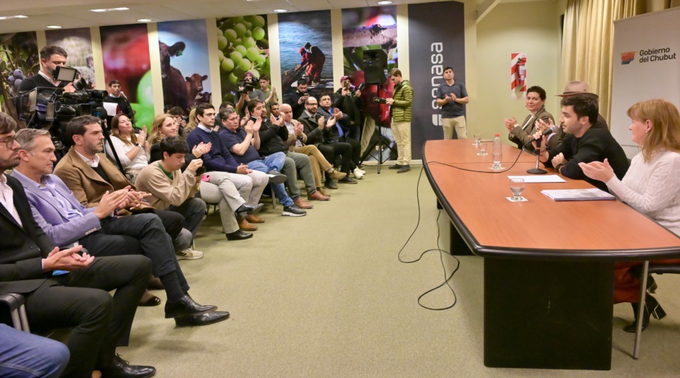 Remes Lenicov (izq. de saco celeste), durante la firma de la concesión.