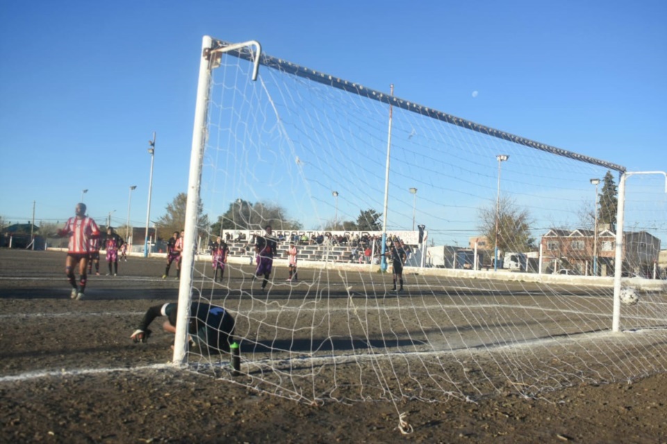 El brasileño Duda anota de penal para Racing. Foto: Sergio Esparza/Jornada.