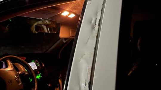 Daños visibles en uno de los marcos de la puerta del vehículo.