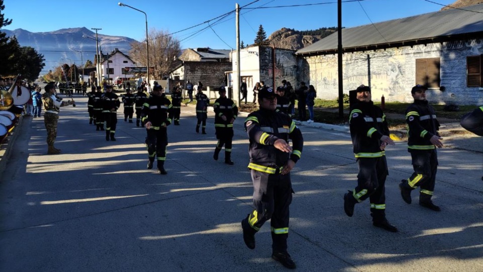 El plantel bomberil desfilando por las calles de Esquel.