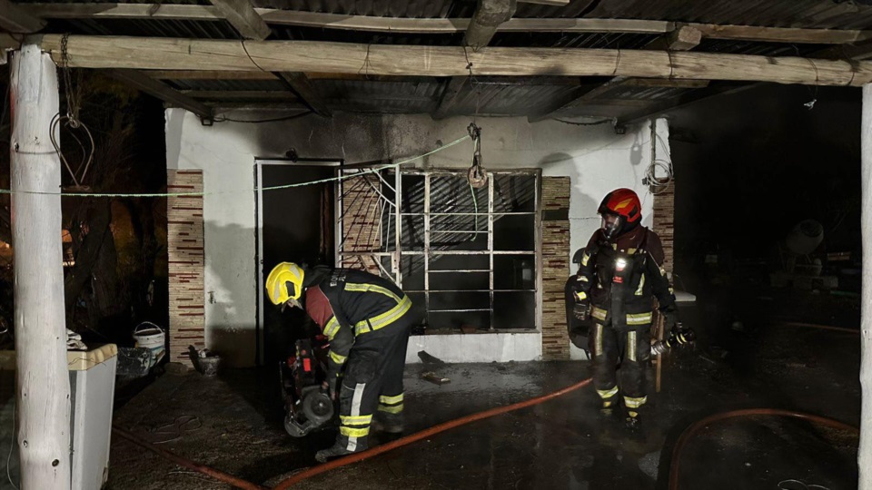Los bomberos trabajaron dos horas para apagar el foco ígneo.