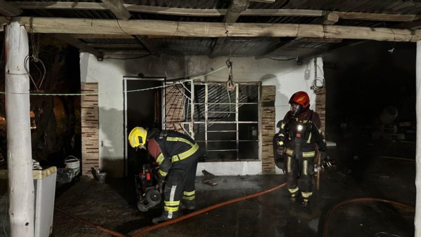 Los bomberos trabajaron dos horas para apagar el foco ígneo.