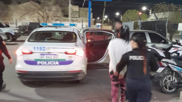 La mujer es trasladada a la comisaría Tercera de Trelew.