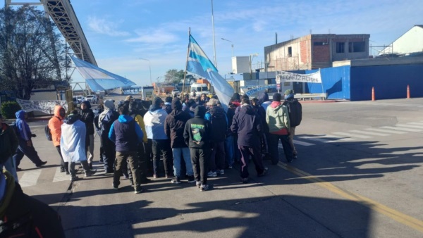 Breve asamblea de marineros. Este martes siguen los cortes.