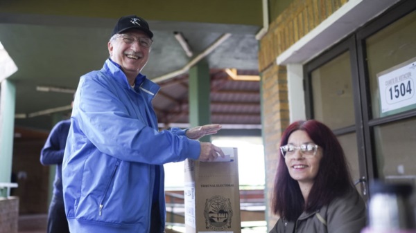 El gobernador Hugo Passalacqua emitiendo su voto.