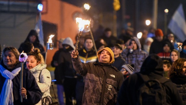Marcha de antorchas por las calles de Puerto Madryn.