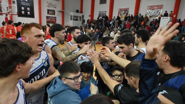 Brown festejó un triunfo cerrado pero merecido para seguir luchando por el bicampeonato. (Foto: Daniel Feldman/Jornada).