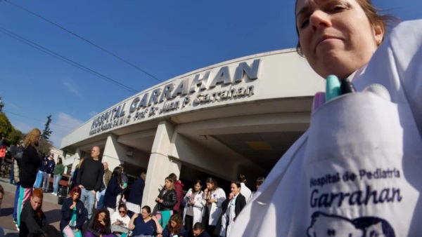 Profesionales y familiares de los pacientes abrazaron al Hospital Garrahan. Fotografía: Agencia Noticias Argentinas / Claudio Fanchi