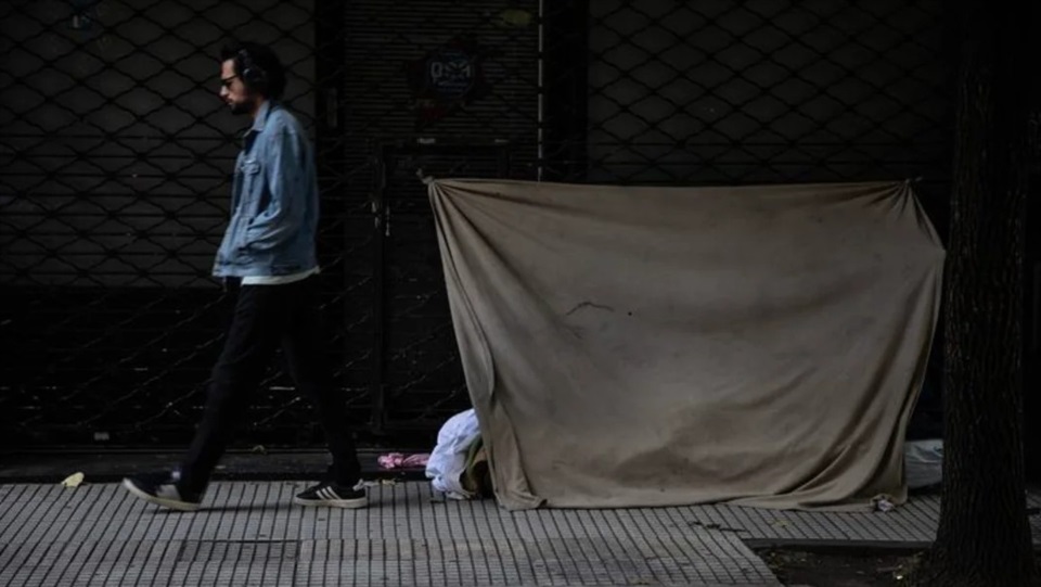 Personas en situación de calle se protegen del frío como pueden.
