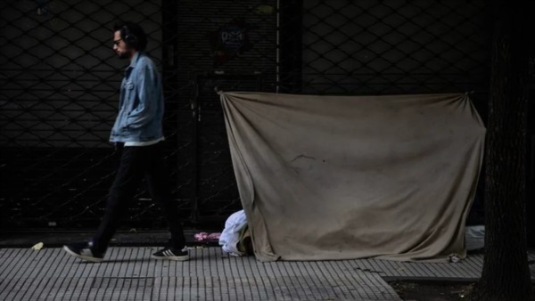 Personas en situación de calle se protegen del frío como pueden.