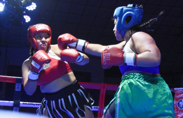 Nicole Kucich y Verónica Luna, protagonistas de la primera pelea de la noche (Foto: Norman Evans/Jornada).