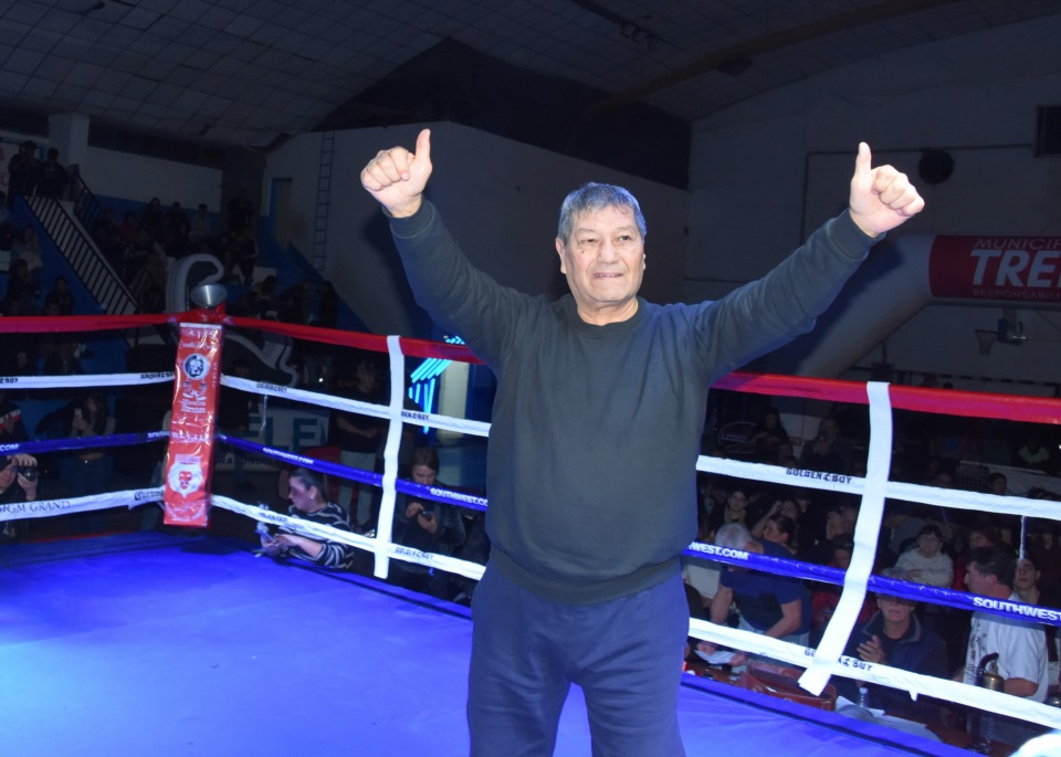 "Mingo" Malvares dijo presente en la velada. Un histórico del boxeo local. (Foto: Norman Evans/Jornada).