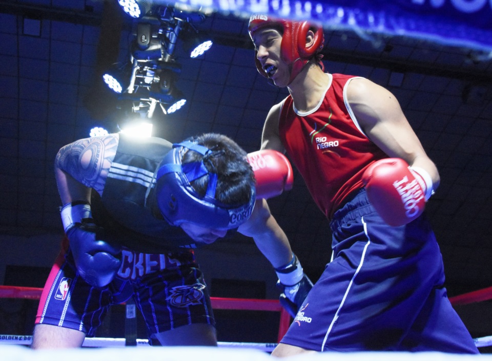 Aravales intenta someter a González, pero una contra terminó sentenciando la derrota del chico de Camarones (Foto: Norman Evans/Jornada).