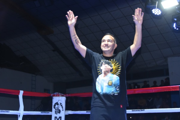 El "Huracán" Narváez ya convertido en leyenda y el reconocimiento de la gente de Trelew (Foto: Norman Evans/Jornada).