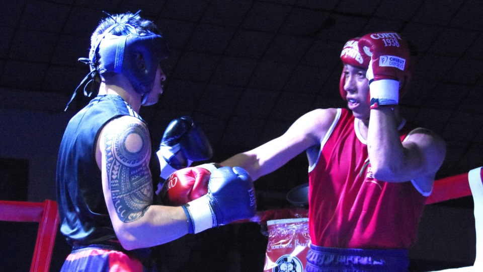 "Pancho" González "lo mide" a Oscar Aravales (Foto: Norman Evans/Jornada).