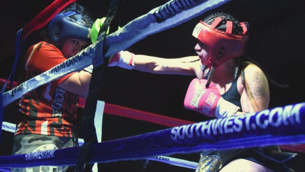 "Mily" Narvaes en pleno ataque sobre Jazmín Geoffroy (Foto: Norman Evans/Jornada).