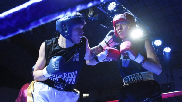 Dilan Rojas conecta con la zurda a Exequiel Sobarzo en uno de los preliminares (Foto: Norman Evans/Jornada).