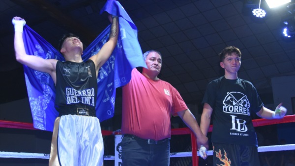 Dilan Rojas proclamado ganador ante Exequiel Sobarzo en un reñido fallo (Foto: Norman Evans/Jornada).