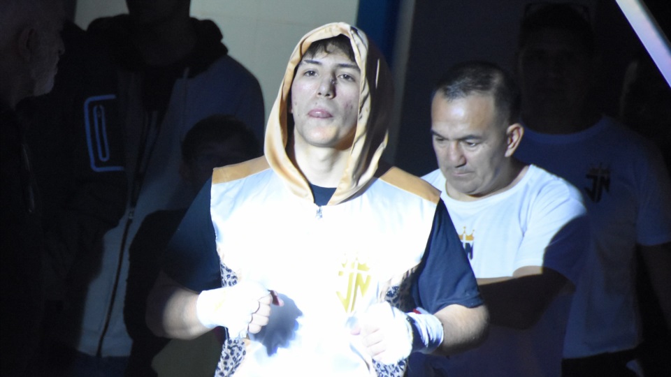 Junio Narváes sale hacia el ring junto a su padre Omar. (Foto: Norman Evans/Jornada).