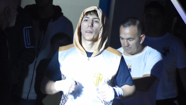 Junio Narváes sale hacia el ring junto a su padre Omar. (Foto: Norman Evans/Jornada).