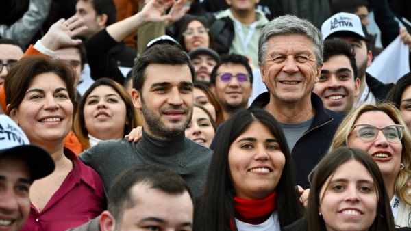 Romero, Torres y Menna junto a jóvenes.