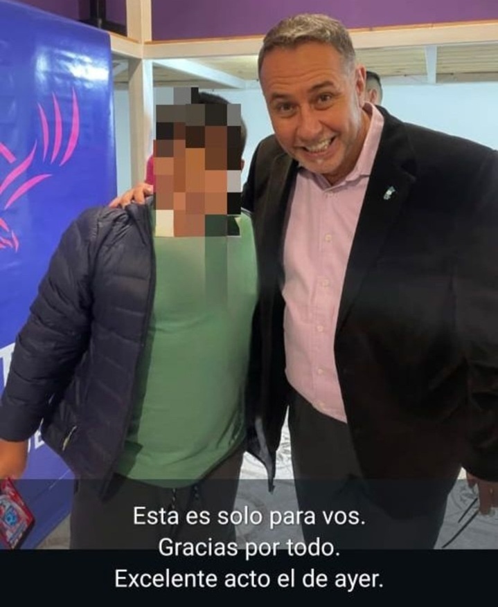 La foto de Bustos con el hijo de Treffinger que causó la denuncia penal.