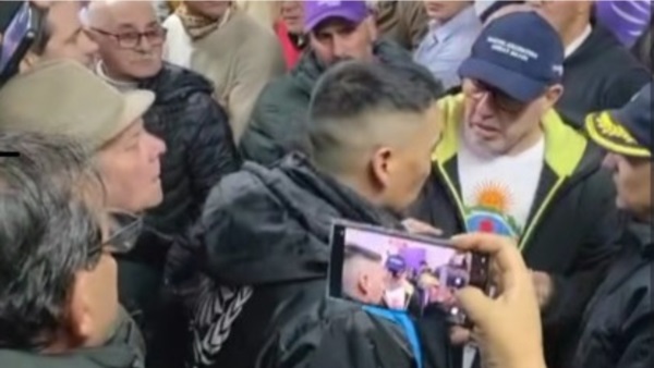 Bustos, retirado por la Policía del acto de Treffinger.