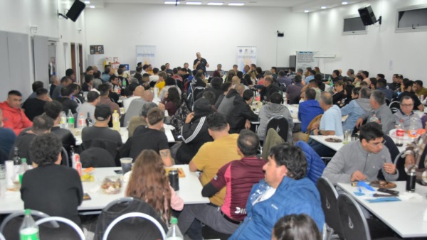 Héctor González hablando a los afiliados.
