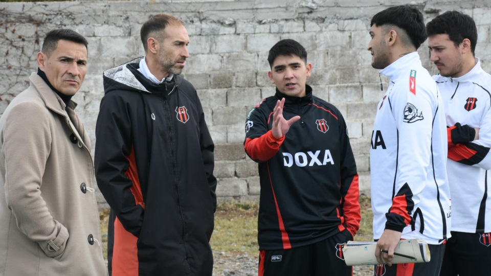 Gustavo Flores, Walter y Rodrigo Montesino, nuevo preparador físico, junto al resto del cuerpo técnico. Foto: Sergio Esparza.