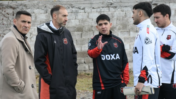 Gustavo Flores, Walter y Rodrigo Montesino, nuevo preparador físico, junto al resto del cuerpo técnico. Foto: Sergio Esparza.