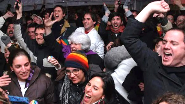 El festejo tras aprobarse la ley de Matrimonio Igualitario.