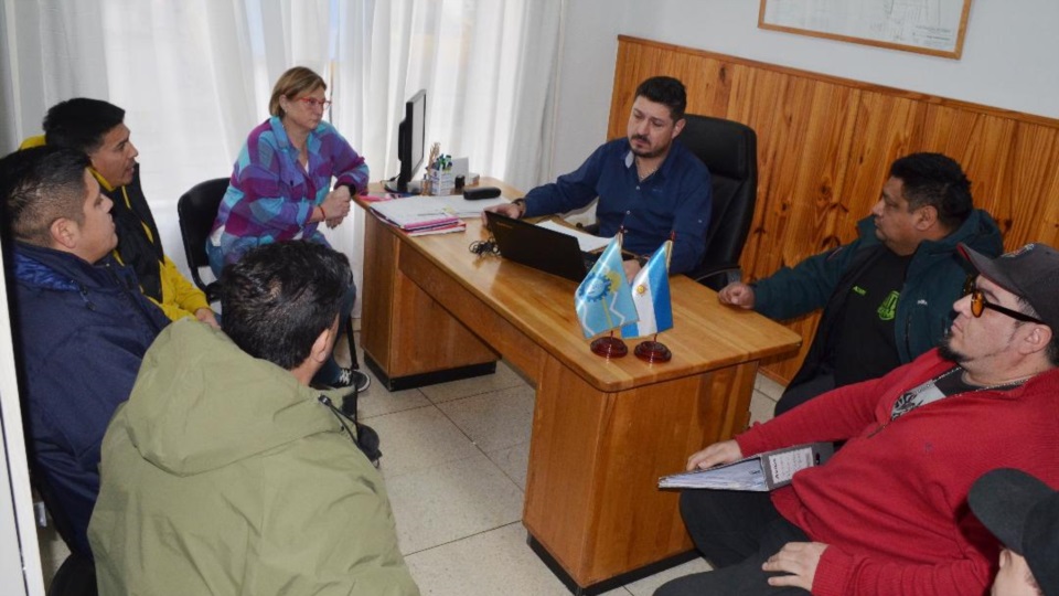 Reunión en el municipio de Esquel entre funcionarios y gremios.