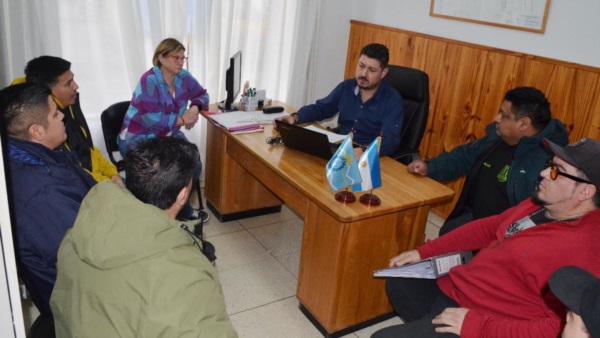 Reunión en el municipio de Esquel entre funcionarios y gremios.