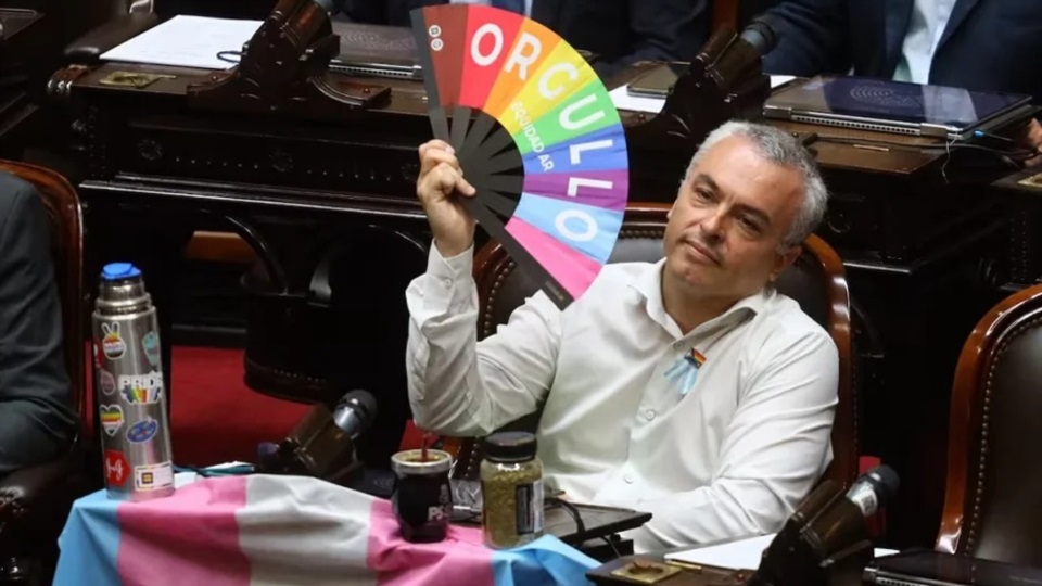 El diputado nacional Esteban Paulón y un gesto claramente reivindicatorio de su identidad.